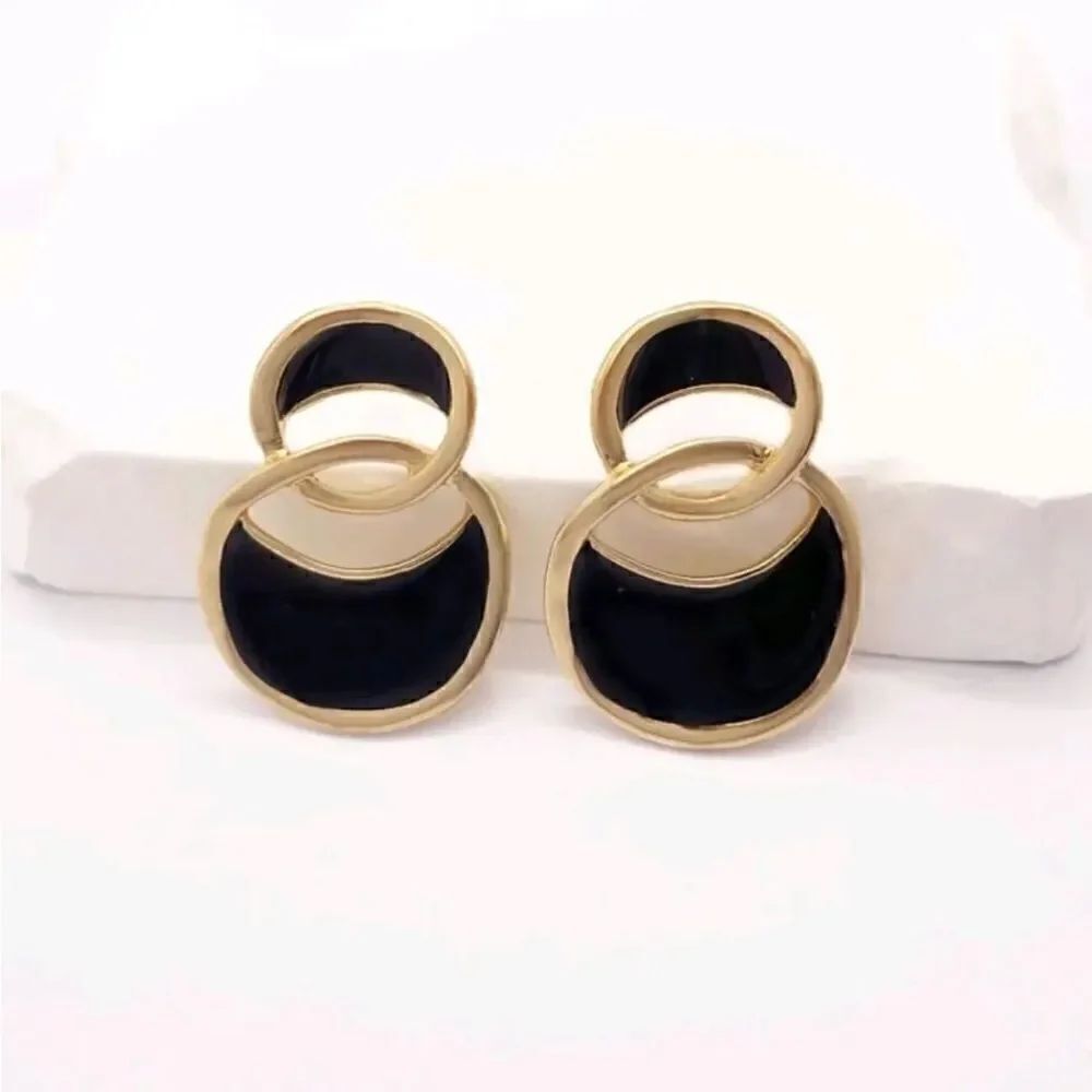 Black enamel geo earrings N300